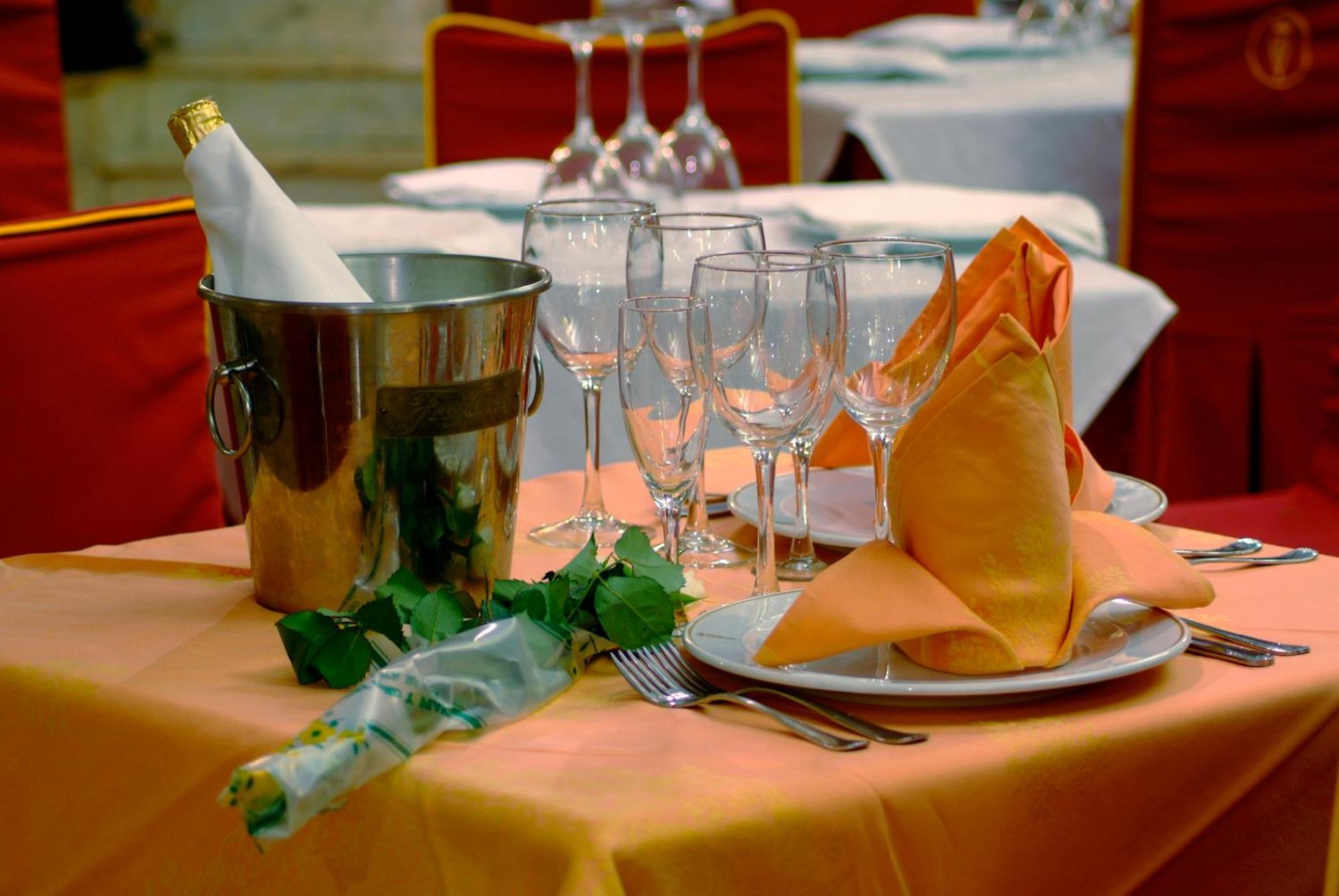 Hotel Reina Victoria Hellín Екстериор снимка